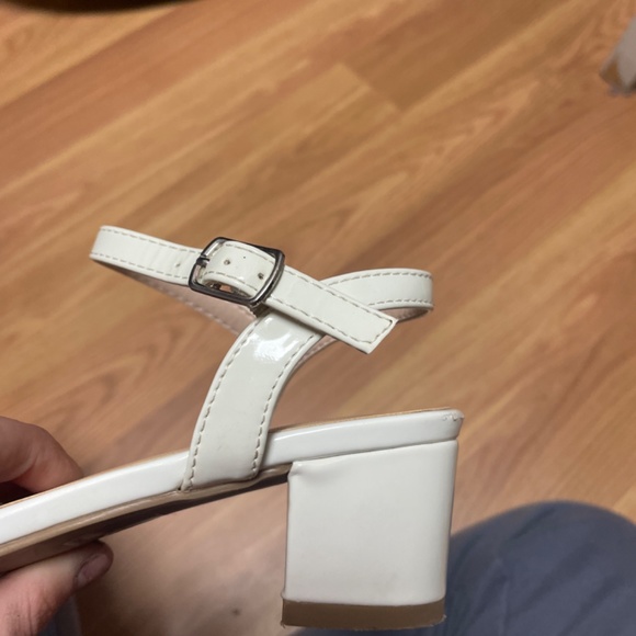 White kids slightly used heels - Picture 7 of 8